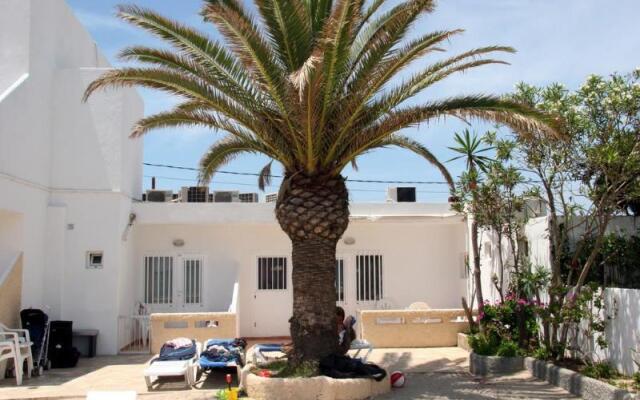 Отель Hostal Talamanca вид на фасад