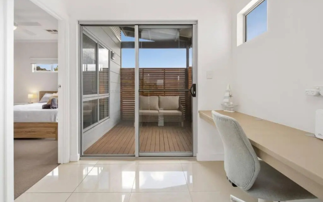 Jo's Sanctuary- 4 Bdrms Sleeps 10 Beach & scrub