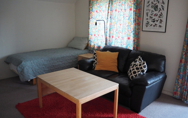 Lovely Town Apartment - Sleeps 5, Parking & Garden