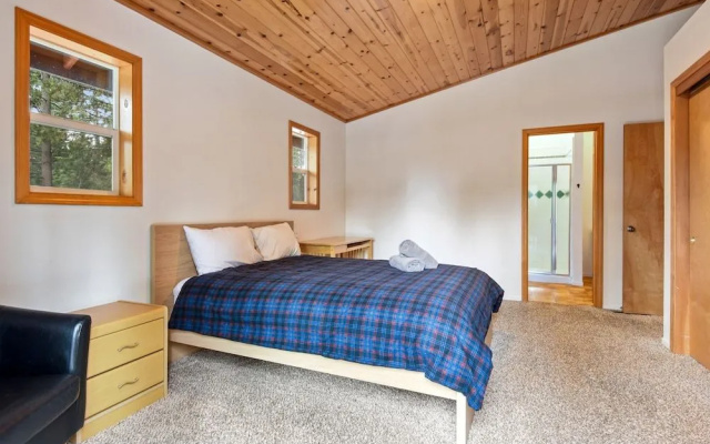 Truckee Pines Retreat Game Room & Forest Views