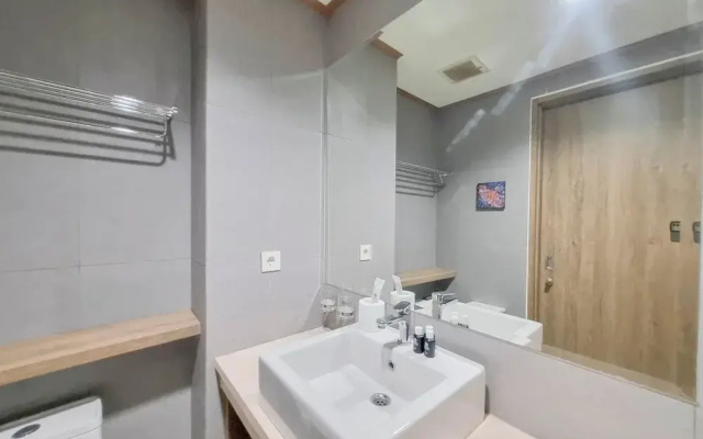 Warm And Minimalist Studio Apartment At Patraland Amarta
