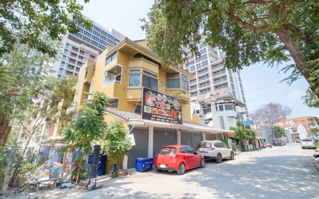 Апартаменты OYO 648 Ake Apartment Паттайя парковка
