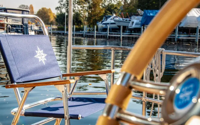 Beautiful ship/boat in Hennigsdorf w/ 1 Bedrooms