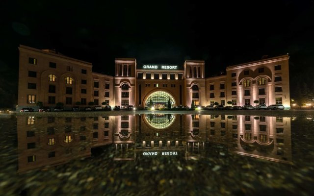Отель Grand Resort Jermuk Армения, Джермук - 2 отзыва об отеле, цены и фото номеров - забронировать отель Grand Resort Jermuk онлайн вид на фасад