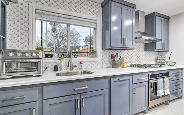 Patio & Grill: Spacious Gem Near Gulf Coast!