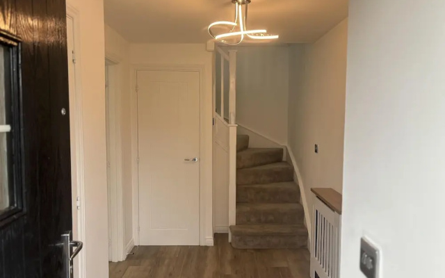 Immaculate 4-bed House in Horley