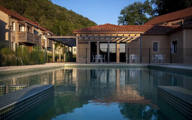 Stay in Les Eyzies With Pool