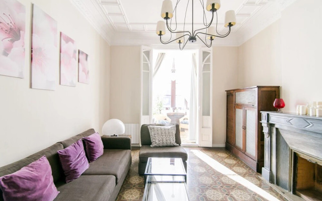 Plaza Universidad Apartments