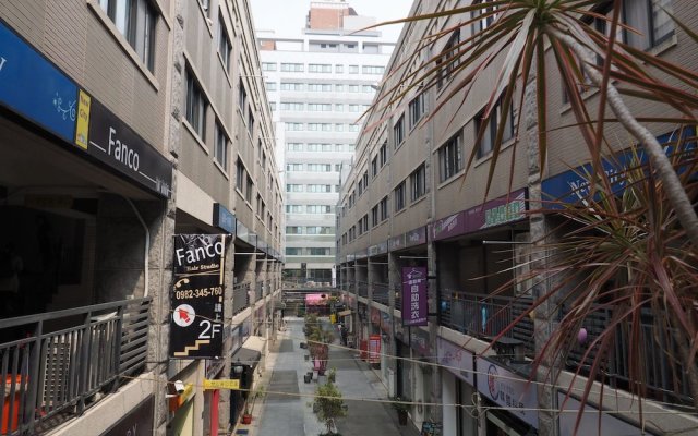 Yizhong Loft Hostel 1