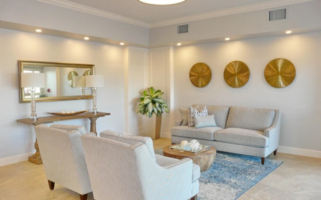 Cozy Beachfront Condo With Pool and Ocean Views