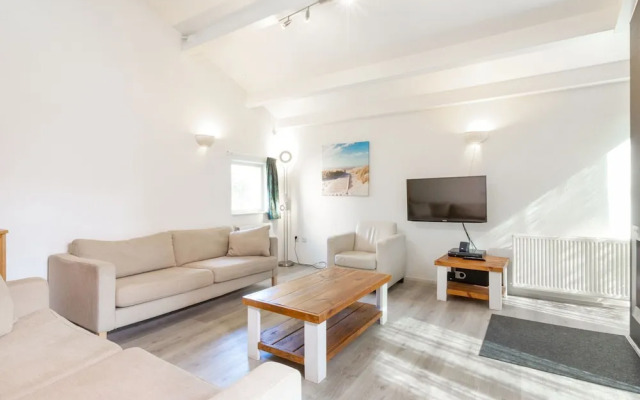 Restyled Holiday Home with 2 Bathrooms near Beach