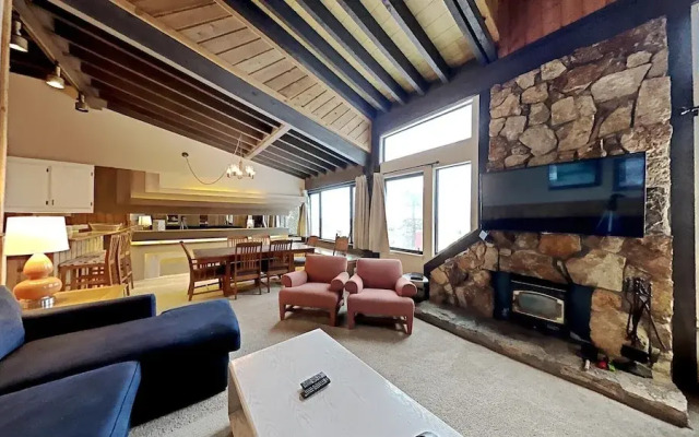 Slopeside Four Bedroom Homes at 1849 Condos - Free Wifi and Parking! by RedAwning