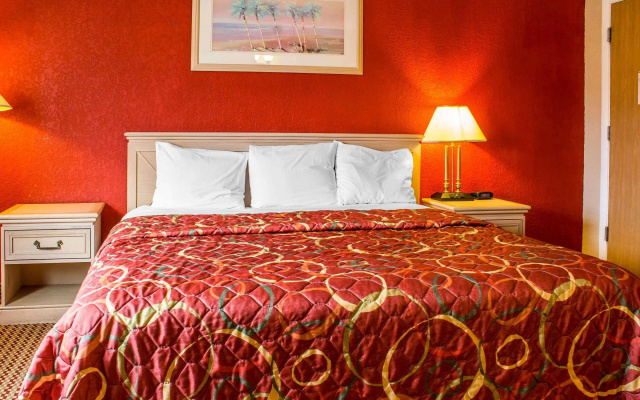 Econo Lodge Inn & Suites Walnut