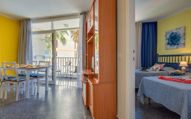 Y2F. Apartment with Pool View and next to the Beach!