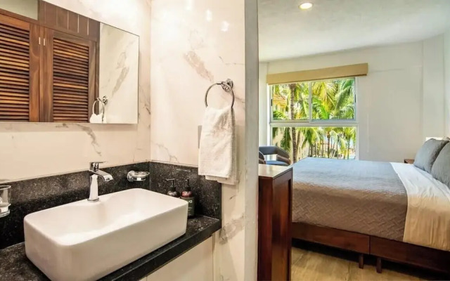 Beachfront 2BR Condo - Pool - Blue Flag Beach