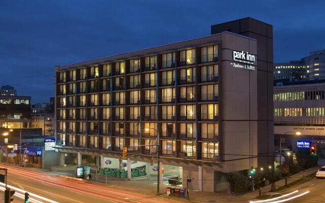 Отель Park Inn & Suites by Radisson, Vancouver Канада, Ванкувер - отзывы, цены и фото номеров - забронировать отель Park Inn & Suites by Radisson, Vancouver онлайн вид на фасад