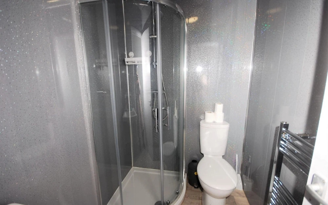 Cozy Hideaway With Hot Tub & Sauna Sleeps 7