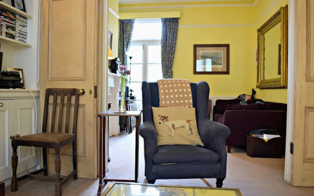 3 Bedroom Clapham Home With Patio