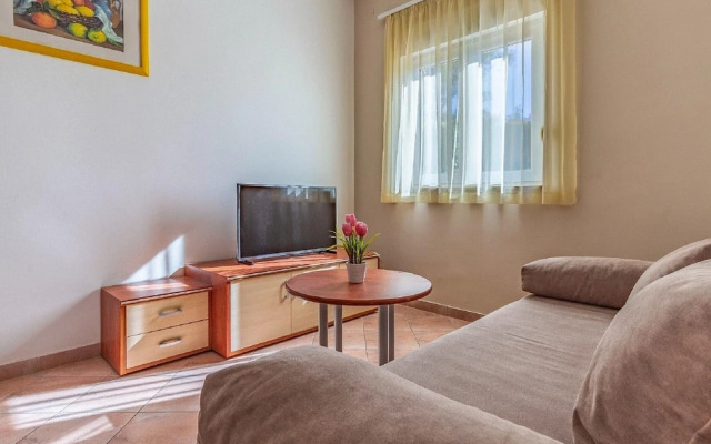 Attractive Apartment in Banjole near Fratarski Otok Island