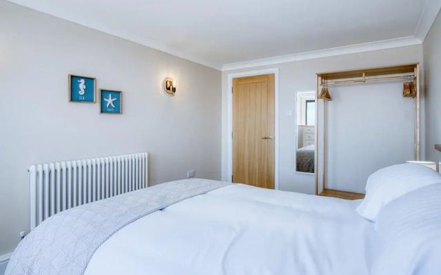 Waterfront 1 - 1 Bedroom Apartment - Wisemans Bridge