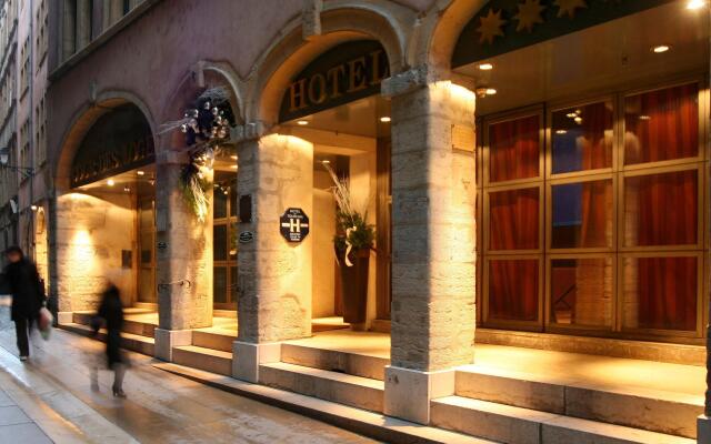 Cour Des Loges Hotel вид на фасад