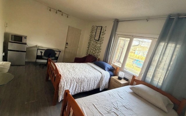 Private Room Downtown with Kitchenette