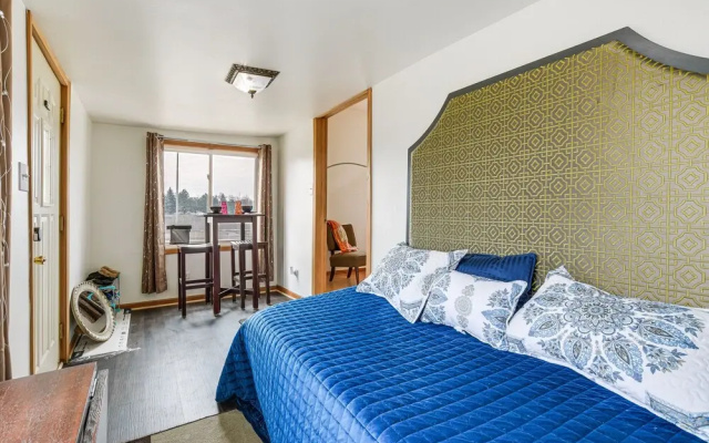 Pet Friendly: 8 Mi to Chicago - Fenced Backyard!