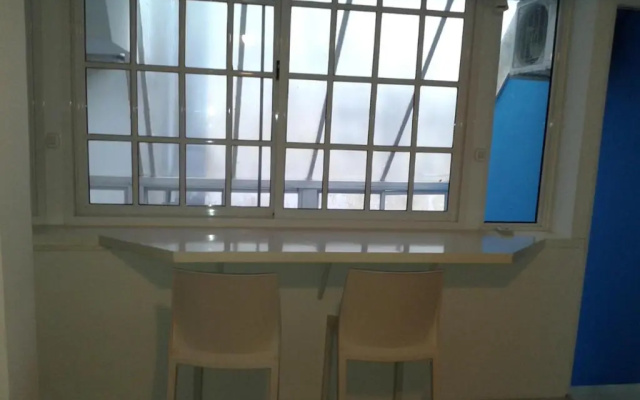 Monoambiente con baño privado y cocineta dentro de casa