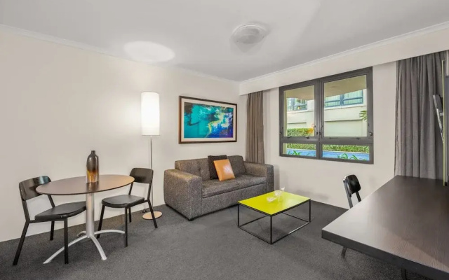 Contemporary 1-bed First Floor Unit With Pool