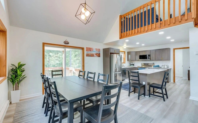 Lakefront Poconos Cabin w/ Deck & Game Room