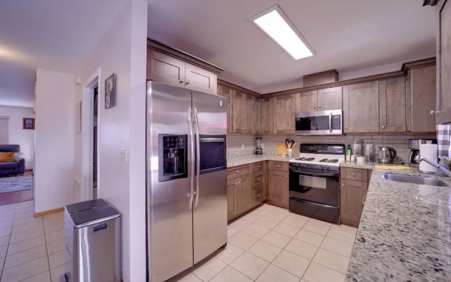2 Mi to Whiskey Row: Tranquil Getaway w/ Deck!