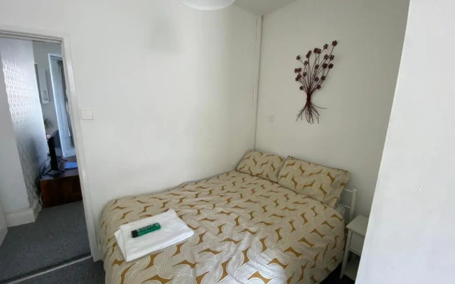 The Walnut Suite Lovely One Bedroom Flat in Stoke.