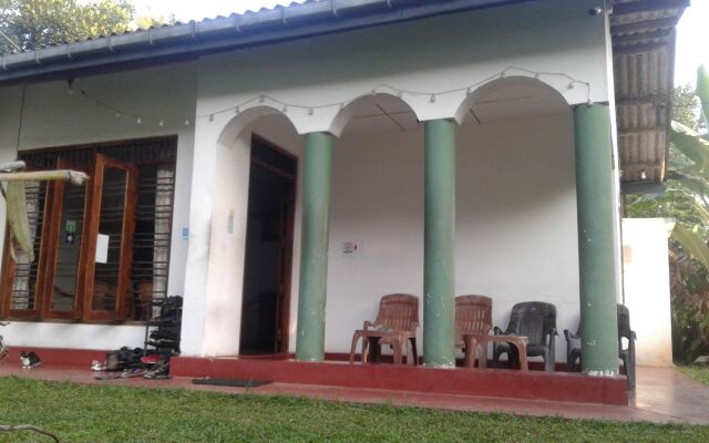 Hikka Train Hostel Хиккадува вид на фасад