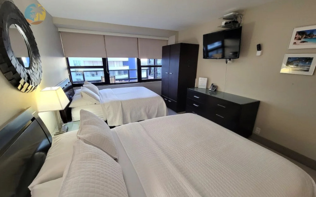 Alexander 1419 3 Bedroom Apts by RedAwning