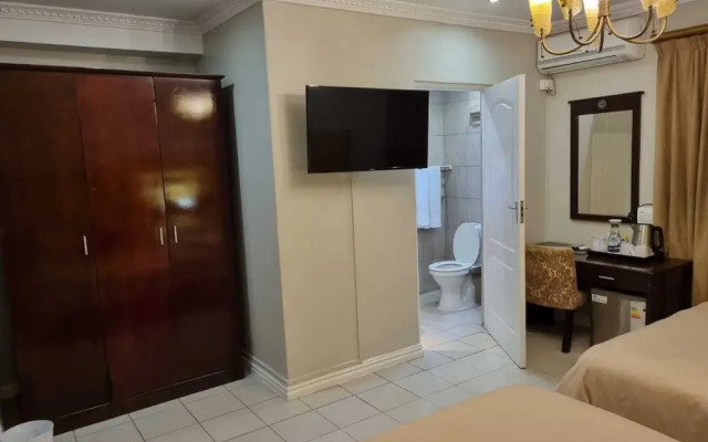 Savoy Lodge - Nice Budget Triple Room 2