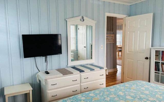 Intents & Porpoises 3 Bedroom Home
