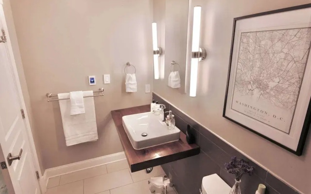 Stellar Stay Near Metro + Parking