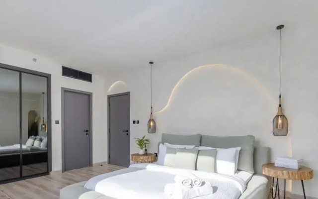 LUX Contemporary Marina View Suite 7