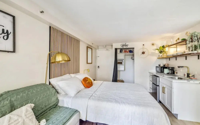 Bright Cozy Condo Unit With Balcony