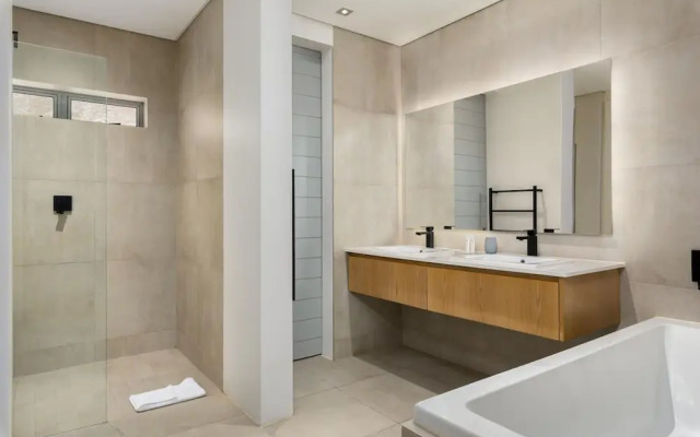 Modern 2bed Apt in Green Point Cape Town Nobelium