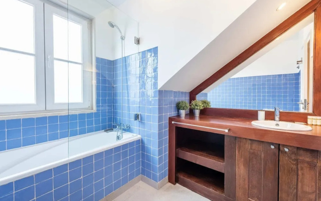 Rustic-style Apt Near Bairro Alto