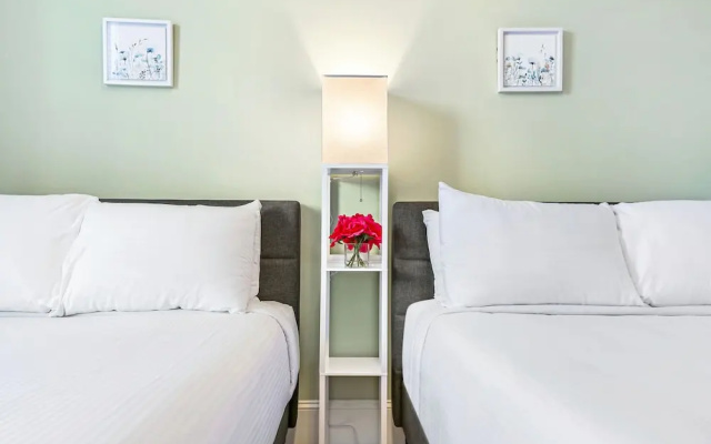 Stunning Modern and Fully-Upgraded 5 BR with Pool