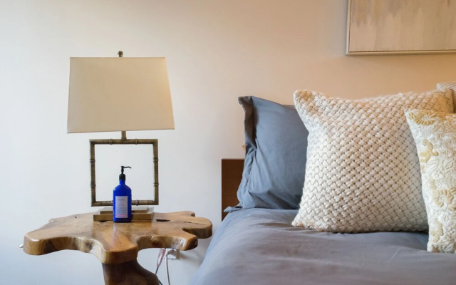 Applewood Suites - 2 Bdrm King West