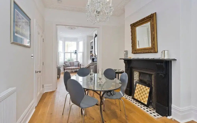 Spacious 4 Bed House, Battersea