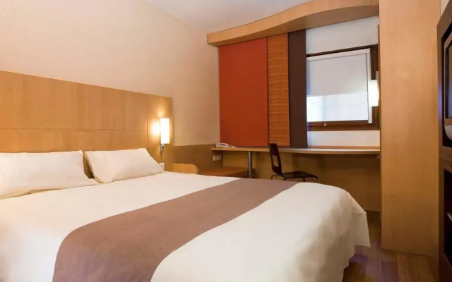 Ibis Orange Centre Échangeur A7 A9