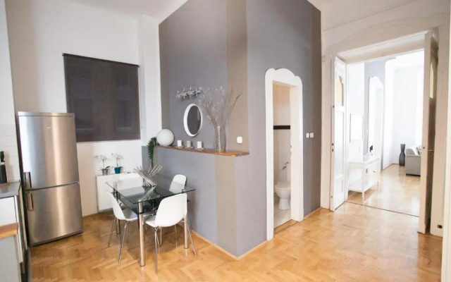 Royal Center Apartment