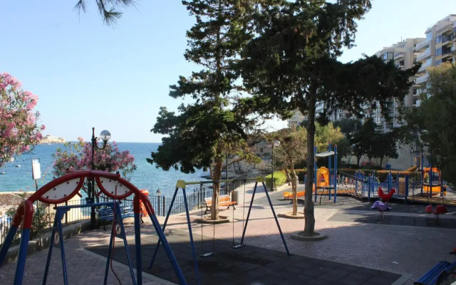 Sunny 2 bedroom, 2 bathrooms, seaside apt.
