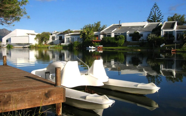 Tranquil Waterside Cottage for two