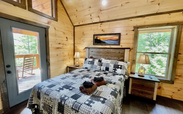 Bearly Behaving 2 Bedroom Cabin by RedAwning