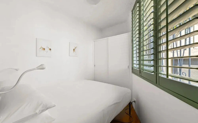 Convenient Studio in Trendy Inner-city Suburb